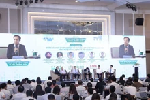 Khách mời tham gia tọa đàm.