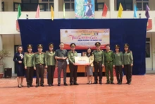 Đoàn công tác tặng quà học sinh Trường phổ thông dân tộc bán trú Tiểu học số 1 Na Sang.