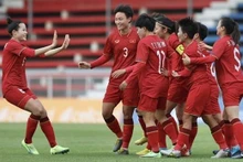 Các tuyển thủ Nữ Việt Nam ăn mừng bàn thắng mở tỷ số ở phút thứ tư của tiền đạo Hải Yến, trong trận đối đầu đội tuyển nữ Malaysia chiều 3/5 trên sân vận động Old Stadium (Campuchia). (Ảnh: Minh Quyết/TTXVN)