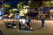 Cơ quan chức năng khám nghiệm hiện trường sau vụ việc. (Ảnh: CTV)