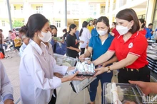 Những suất cơm miễn phí tiếp sức cho sĩ tử tại huyện Ứng Hòa, Hà Nội.