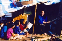 Nữ thanh niên tình nguyện dạy học cho thiếu nhi có hoàn cảnh khó khăn.