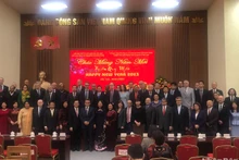 Các đại biểu quốc tế chụp ảnh lưu niệm cùng Phó Chủ tịch nước Võ Thị Ánh Xuân.