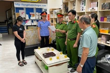 Cơ quan Công an công bố quyết định khám xét tại cơ sở kinh doanh của Hoàng Văn Cường.
