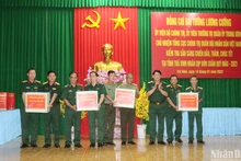 Đại diện các đơn vị lực lượng vũ trang tỉnh Trà Vinh nhận quà Tết của Bộ Quốc phòng.
