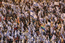 Người dân tuần hành phản đối cải cách tư pháp của chính phủ tại Tel Aviv, Israel ngày 27/5/2023. (Ảnh: AFP/TTXVN)