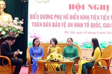 Giao lưu với gương phụ nữ điển hình tiên tiến trong phong trào toàn dân bảo vệ an ninh Tổ quốc.