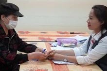 Chi trả hai tháng lương hưu, trợ cấp bảo hiểm xã hội tháng 1 và 2/2024 tại phường Ngọc Khánh, quận Ba Đình, Hà Nội. (Ảnh: Liên Hương)