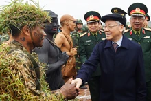 Tổng Bí thư Nguyễn Phú Trọng, Bí thư Quân ủy Trung ương kiểm tra công tác huấn luyện, sẵn sàng chiến đấu của một số đơn vị tại Trường bắn Quốc gia khu vực 1, ngày 19/11/2017. (Ảnh: TRỌNG HẢI/qdnd.vn)