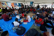 Những người xin tị nạn, chủ yếu đến từ Venezuela, nghỉ ngơi trong lều do chính quyền Mexico dựng gần biên giới ở Nuevo Laredo, Mexico, ngày 27/6/2023. Ảnh minh họa: REUTERS