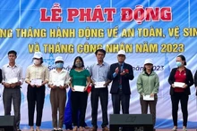 Tặng quà đoàn viên công đoàn khó khăn ở huyện Sa Thầy, tỉnh Kon Tum tại lễ phát động hưởng ứng Tháng hành động về an toàn, vệ sinh lao động và Tháng Công nhân năm 2023. (Ảnh: PHÚC THẮNG)