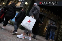 Khách hàng rời khỏi cửa hàng của thương hiệu bán lẻ hàng đầu Macy's ở khu trung tâm Manhattan, thành phố New York (Mỹ) ngày 11/12/2023. Ảnh: REUTERS