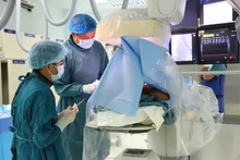 Các bác sĩ Khoa Can thiệp - Tim mạch, Bệnh viện đa khoa tỉnh Ninh Thuận, phẫu thuật cho bệnh nhân. (Ảnh minh họa: nhandan.vn)
