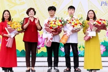Tháng 9/2023, Hội Khuyến học tỉnh Phú Thọ đã kịp thời biểu dương, khen thưởng cho hai học sinh đoạt giải các kỳ thi Olympic quốc tế và khu vực năm 2023. (Ảnh: NGỌC LONG)