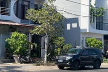 Ô-tô mang biển số 80A xuất hiện tại nhà của một nguyên lãnh đạo tỉnh Bình Thuận trên đường Hùng Vương. (Ảnh: QUÝ NGỌC)