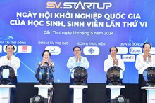 Thủ tướng Phạm Minh Chính và các đồng chí lãnh đạo thực hiện nghi thức khai mạc SV-Startup.