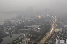Hình ảnh nhiều khu vực ở Hà Nội thường xuyên ở trong tình trạng không khí trắng đục mịt mù của sương và khói bụi mịn ngày 31/12/2023. Ảnh: THÀNH ĐẠT