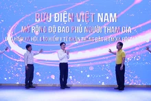 Các đại biểu nhấn nút phát động lễ ra quân. (Ảnh: VNPost)