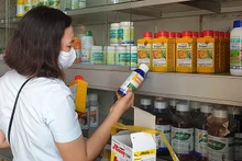 Thanh tra Sở Nông nghiệp và Phát triển nông thôn tỉnh Tây Ninh kiểm tra sản phẩm thuốc trừ sâu tại cửa hàng bán vật tư nông nghiệp trên địa bàn tỉnh. (Ảnh: Thanh Tân)