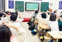 Học sinh Trường THCS Giảng Võ (Hà Nội) trong giờ học "Internet an toàn cho học đường".
