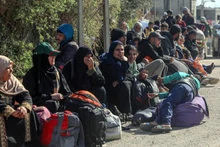 Những người Palestine phải di dời đang chờ được trở về nhà. (Ảnh TÂN HOA XÃ)