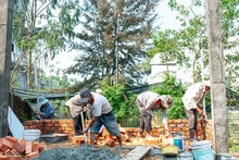 Hội viên Hội Nông dân xã Hòa Tiến xây nhà cho em Nguyễn Văn Việt.