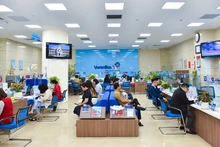 Khách hàng giao dịch tại một chi nhánh VietinBank.