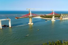 Cầu qua cửa biển Thuận An thuộc Dự án tuyến đường bộ ven biển đi qua thành phố Huế, phấn đấu hợp long ngày 30/4/2025. (Ảnh Đình Hoàng)