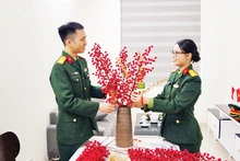Vợ chồng Đại úy Nguyễn Việt Hưng và Trung úy Hoàng Thị Quỳnh Mai trang trí căn hộ mới đón Tết Ất Tỵ 2025.