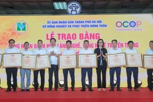 Lãnh đạo Sở Nông nghiệp và Phát triển nông thôn Hà Nội trao bằng công nhận làng nghề, làng nghề truyền thống.