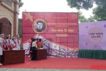 Các em học sinh tham gia thi tìm hiểu về thân thế, quá trình hoạt động cách mạng của đồng chí Tô Hiệu.