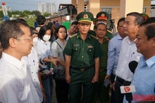 Đoàn kiểm tra tại Cảng cá Thọ Quang.
