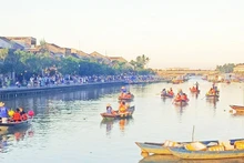 Đông đảo du khách đến tham quan thành phố Hội An.