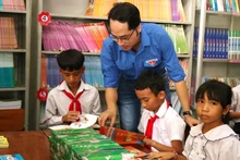 “Tủ sách Đinh Hữu Dư” đến với học sinh dân tộc thiểu số vùng khó khăn của tỉnh Đắk Lắk