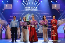 Tổng Cục trưởng Tổng Cục Du lịch Nguyễn Trùng Khánh và Hoa hậu Ngọc Hân trao chứng nhận cho top 3 thí sinh xuất sắc nhất cuộc thi “Miss Golf Việt Nam 2022”.