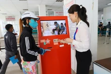 Bộ phận chăm sóc khách hàng ứng dụng công nghệ số giúp bệnh nhân cập nhật thông tin khi đến bệnh viện.