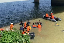Lực lượng chức năng tổ chức tìm kiếm và vớt được thi thể hai nạn nhân.