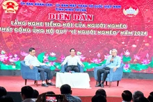Lãnh đạo tỉnh Ninh Thuận tại diễn đàn lắng nghe tiếng nói của người nghèo (Ảnh: NGUYỄN TRUNG)