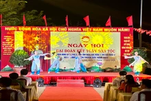 Biểu diễn văn nghệ chào mừng Ngày hội đại đoàn kết dân tộc liên khu dân cư Bà Râu 1, Bà Râu 2 và thôn Ấn Đạt, xã Lợi Hải, huyện Thuận Bắc, tỉnh Ninh Thuận.