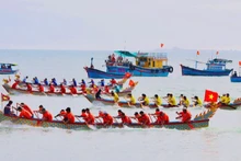 Các đội đua vào cuộc tranh tài. (Ảnh: NGUYỄN TRUNG)