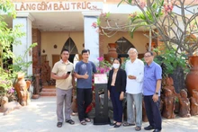 Lắp đặt hoàn thành trạm tương tác thông minh có công nghệ kết nối không dây tầm ngắn (NFC-Near-Field Communications) thuộc Dự án "Yêu lắm Việt Nam" của Báo Nhân Dân tại Hợp tác xã gốm Bàu Trúc, thị trấn Phước Dân, huyện Ninh Phước (Ninh Thuận).