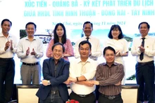 Lãnh đạo Hiệp hội du lịch ba tỉnh ký kết hợp tác phát triển du lịch (Ảnh: NGUYỄN TRUNG)