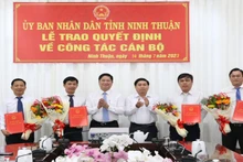 Lãnh đạo tỉnh Ninh Thuận chúc mừng 4 cán bộ vừa được bổ nhiệm.