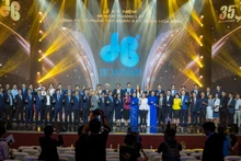 Tập thể cán bộ, công nhân viên của Hòa Bình hân hoan trong lễ kỷ niệm.