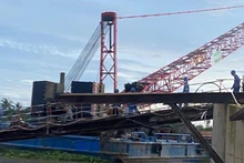 Giàn giáo phụ trợ thi công, nơi các công nhân gặp nạn.