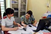 Sở Nội vụ Bắc Kạn kiểm tra đột xuất việc giải quyết thủ tục hành chính tại Bộ phận giao dịch một cửa xã Cường Lợi, huyện Na Rì.