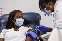 Nhân viên y tế làm việc tại một điểm tiêm vaccine ngừa Covid-19 ở New York (Mỹ). (Ảnh: AFP/TTXVN)