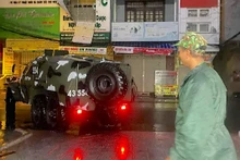 Xe thiết giáp có mặt kịp thời đưa sản phụ chuyển dạ tới bệnh viện. (Ảnh gia đình sản phụ cung cấp)