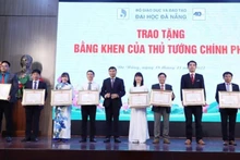 Các tập thể đón nhận Bằng khen của Thủ tướng Chính phủ.