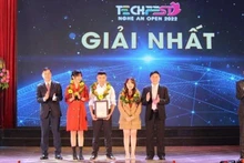 Thứ trưởng Khoa học và Công nghệ Bùi Thế Duy và Phó Bí thư Thường trực Tỉnh ủy Nghệ An Nguyễn Văn Thông trao giải Nhất cho nhóm tác giả.